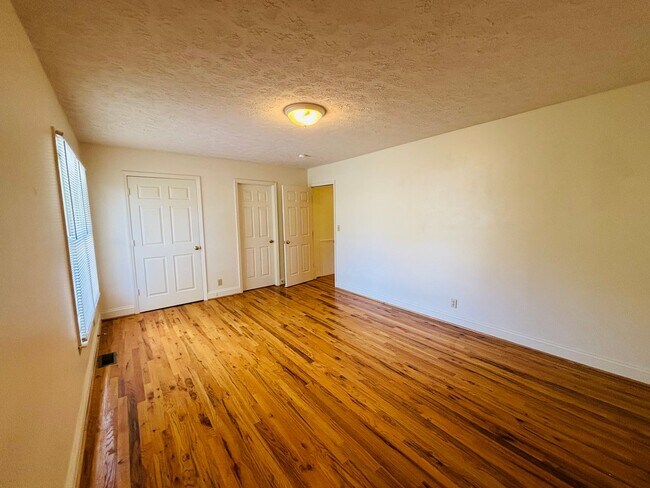 Building Photo - 1439 Sandy Cir