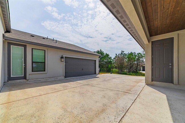 Building Photo - 104 Lazy Oak Pl