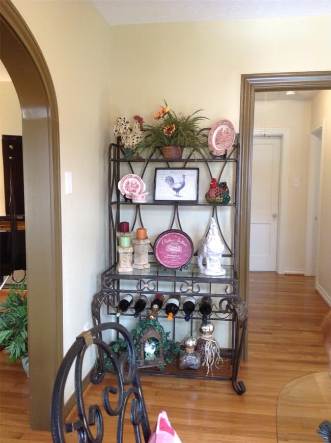 Building Photo - 704 Sue St