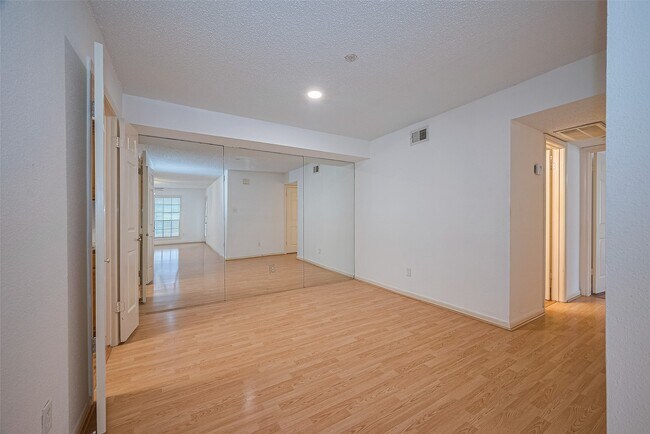 Building Photo - 1311 Antoine Dr