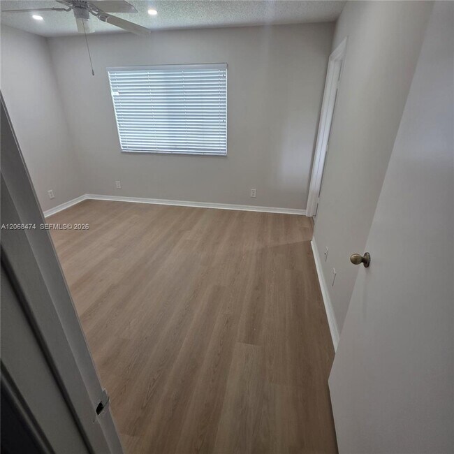 Building Photo - 4730 Lago Vista Dr