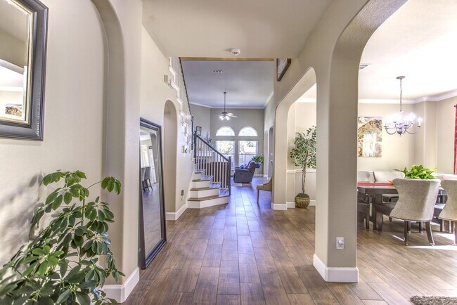 Building Photo - Beautifully Maintained 4 bed/3bath 2 Story Brick home