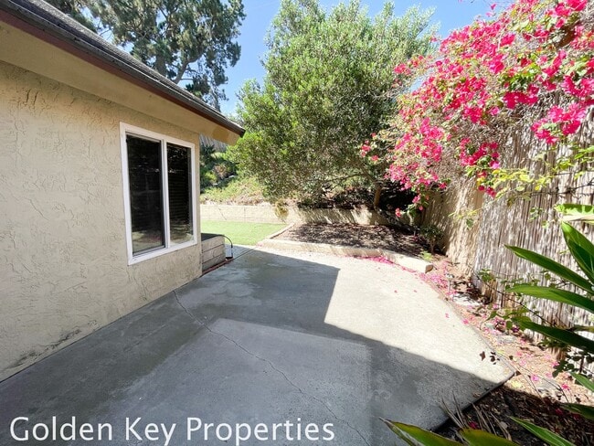Building Photo - 4BR/3.5BA Home In Encinitas! New Carpet! F...
