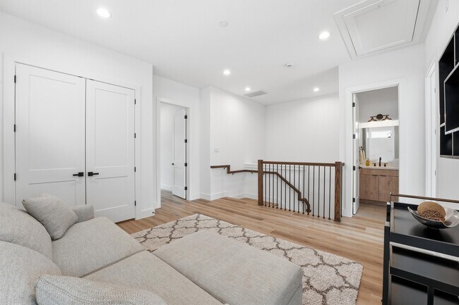 Building Photo - 6042 Cebra St