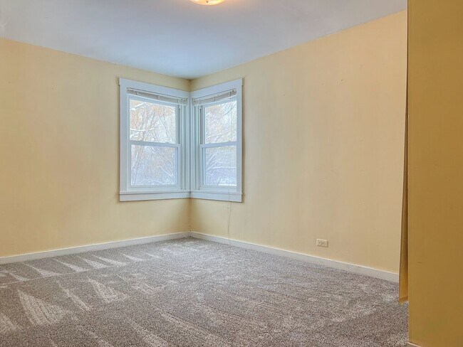Building Photo - 6 month lease! 3 bed/ 1 bath Single Family...