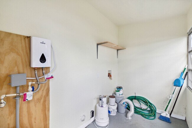 Building Photo - PENDING APPLICATION- Charming 1/1 Home in ...