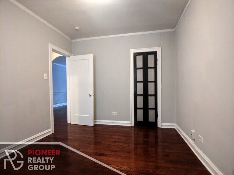 Building Photo - 542 W Surf St