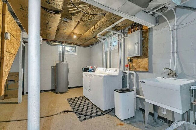 Building Photo - 401 7th Ave S