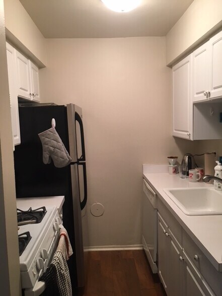 Building Photo - 525 Long Shore Dr