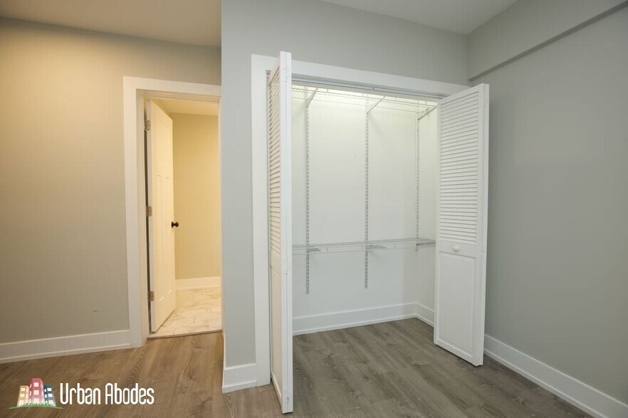 Building Photo - 535 W Belmont Ave