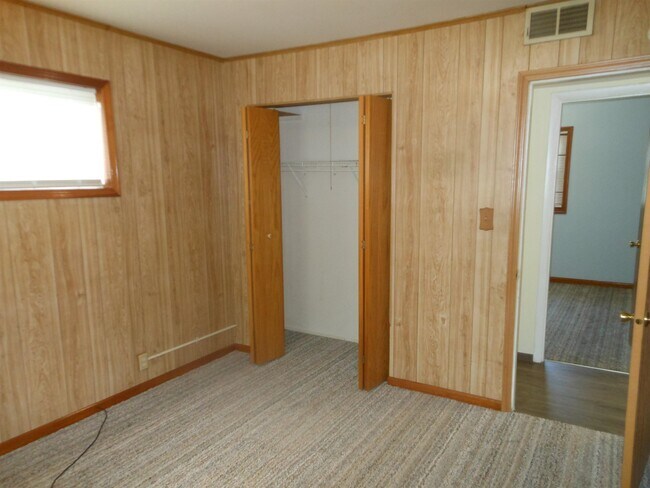 Building Photo - 2111 Maplehurst Ave