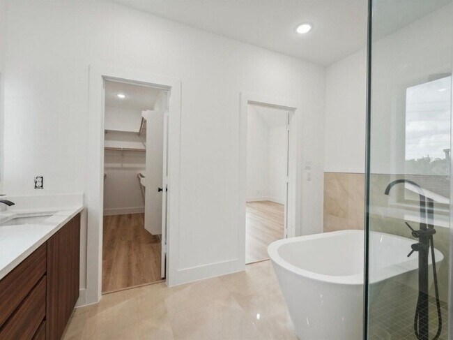 Building Photo - 7418 Maxroy St