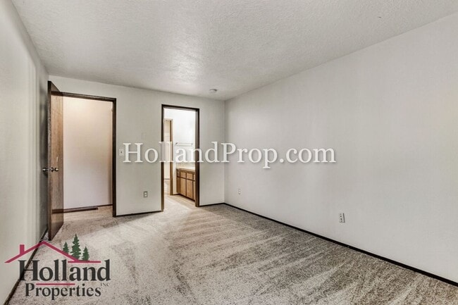 Building Photo - Great Tigard Duplex in Prime Location!