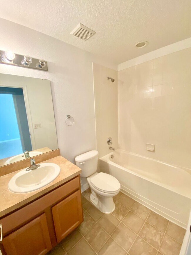 Building Photo - 3/2.5 Townhouse For Rent in SouthMeadow