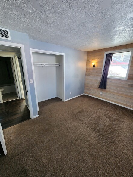 Building Photo - 609 N Prairie Ave