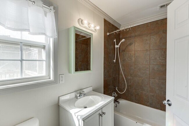 Building Photo - 1051 Gage Dr