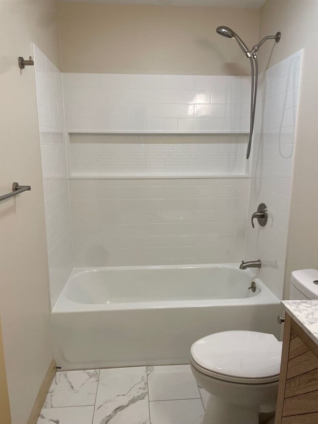 Building Photo - 1305