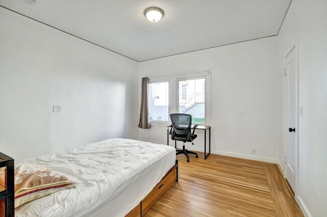 Building Photo - Furnished 3-Bedroom Apartment for 5 – Shared Living College Ave!