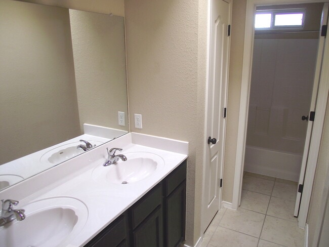 Building Photo - Sandstone Ranch Estates 4Bed/2.5bath Refri...
