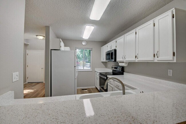 Building Photo - $2,025 - 2 Bed, 2.5 Bath Unit in Lakewood with In-Unit Laundry!