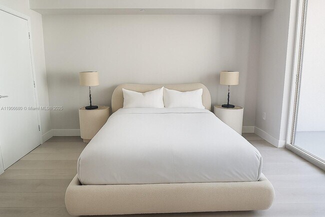 Building Photo - 500 Brickell Ave