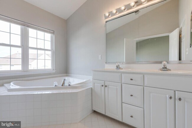 Building Photo - Spacious 3-level townhome with a 2-car garage in the desirable South Riding community.