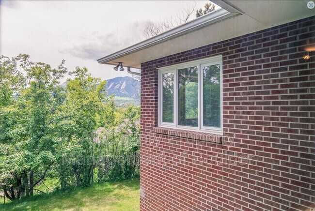 Building Photo - 2360 Balsam Dr