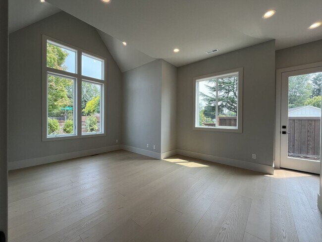 Building Photo - 17402 NW Lone Rock Dr