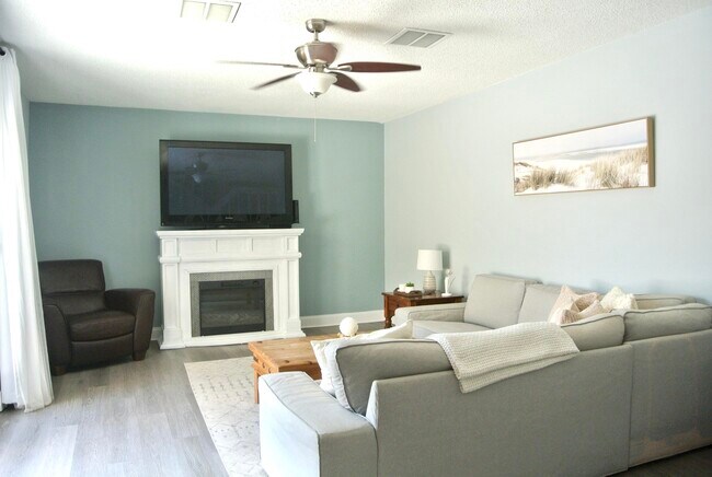 Building Photo - 141 E Riverside Dr