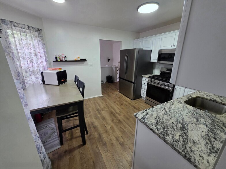 Building Photo - 1702 Cypress Ln