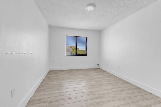 Building Photo - 810 Salzedo St