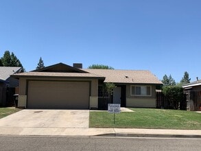 Building Photo - 3 bedroom 2 bathroom home in SW Visalia
