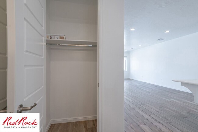 Building Photo - 3 Bedroom, 2.5 Bathroom Townhome in Ivins City