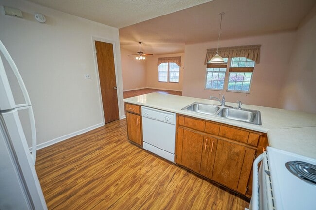 Building Photo - 910 Alliegood Ct