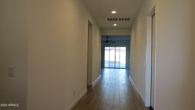 Building Photo - 7710 W Jackrabbit Ln