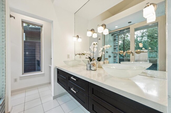 Building Photo - 133 Frederick St