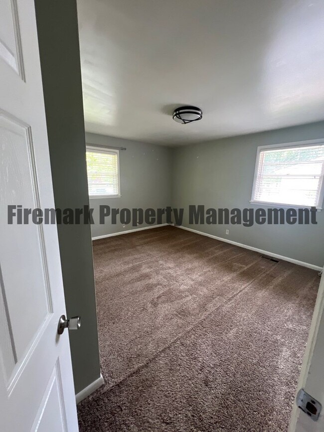 Building Photo - 5105 Briarwood Dr