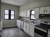 Building Photo - 529 Sullivan Ave