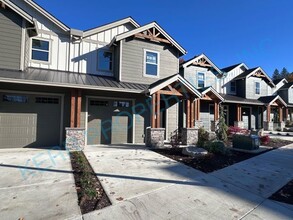 Building Photo - Charming 3-Bed Townhouse Retreat with 2.5 ...