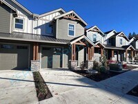 Building Photo - FREE RENT!Charming 3-Bed Townhouse Retreat with 2.5 Baths on Pleasant St, Sandy!