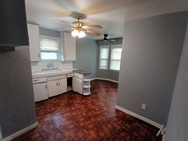 Building Photo - 3 bedroom 1 Bath Bungalow - Now Available!