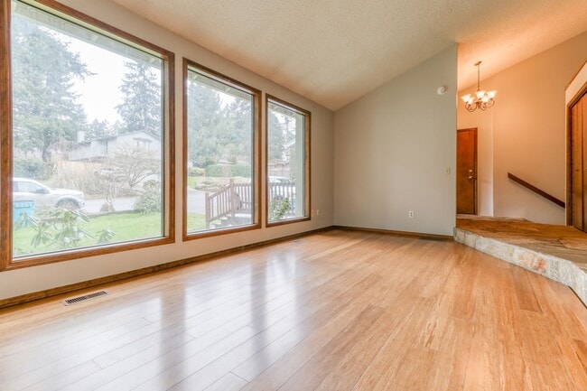 Building Photo - Custom 4BD Salmon Creek Home!