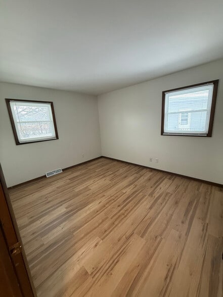 Building Photo - 404 Elmwood Dr