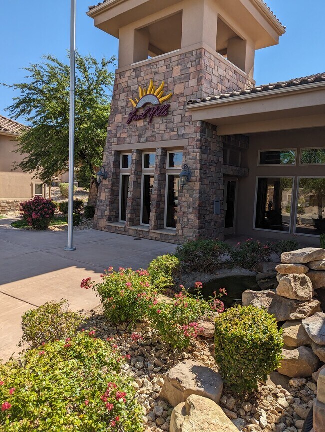 Building Photo - Fossil Hills Townhomes 3 Bed 2.5 Bath