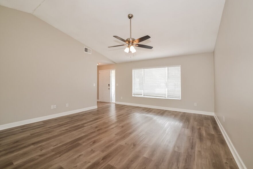 Building Photo - 426 Iowa Woods Cir E