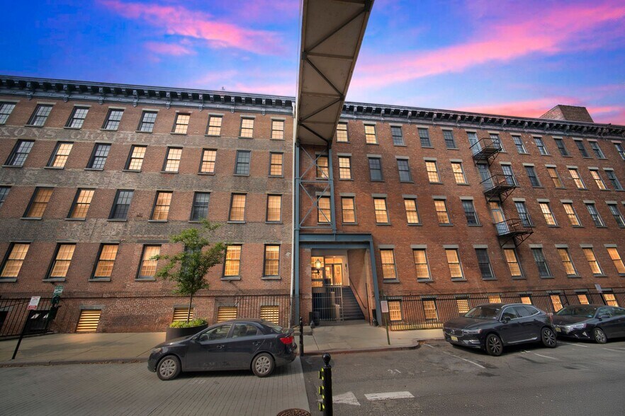 Building Photo - 187 Wayne St