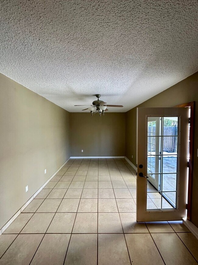 Building Photo - Pet-Friendly 4 Bedroom Home with Fenced Yard & Air Conditioning