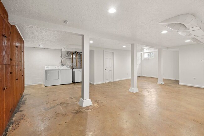 Building Photo - 5336 NE 35th Pl