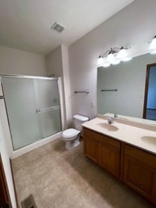 Building Photo - 2 Bedroom 2 bath Condo