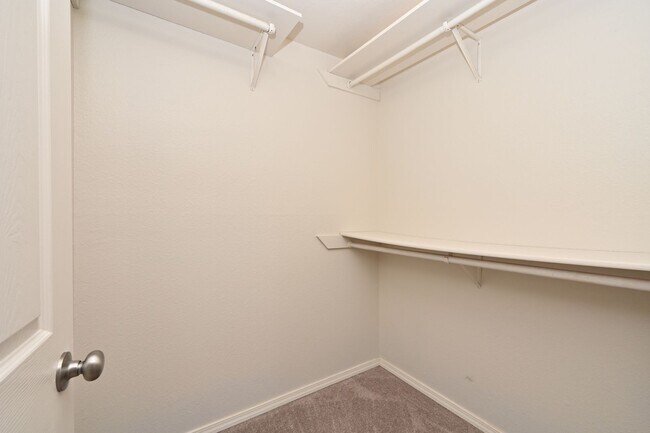 Building Photo - Large 2 Bedroom Condo in Bellevue - Near M...